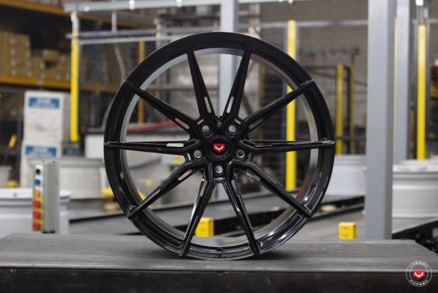 Inventory-EVO-2R-C25-Gloss-Black-80824-©-Vossen-Wheels-2020-0406-1-620x415