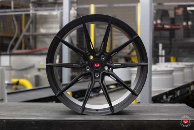 Inventory-EVO-2R-C26-Satin-Black-79762-©-Vossen-Wheels-2020-0406-1-620x415